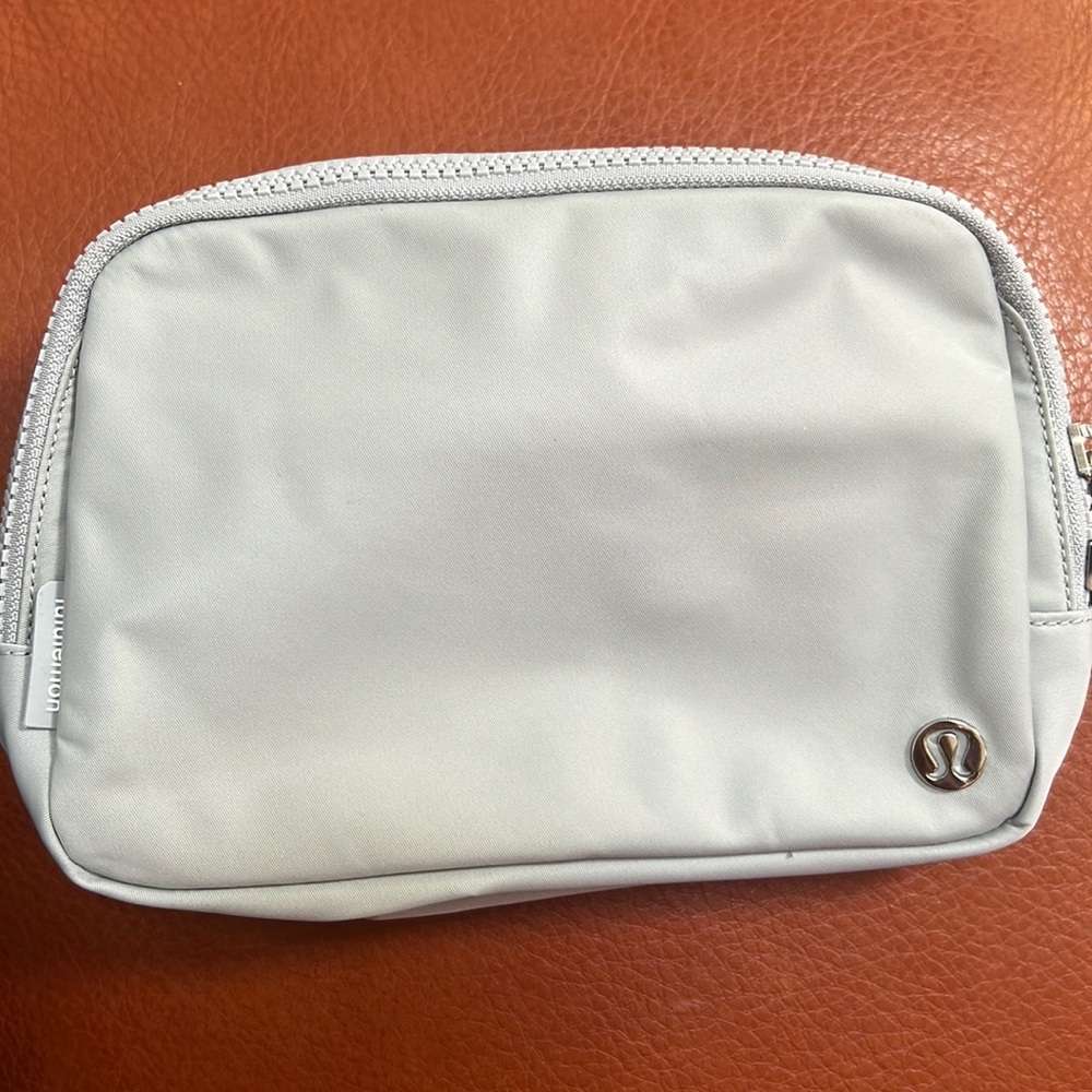 Lululemon 🍋 Silver Drop ➡️LARGE⬅️ (2L) Everywhere Belt Bag New With Tags